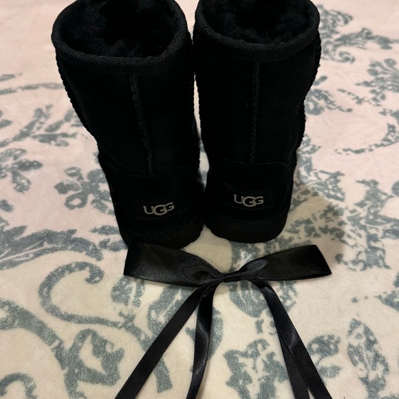 Toddler UGG Classic Short II - Picture 3 of 8